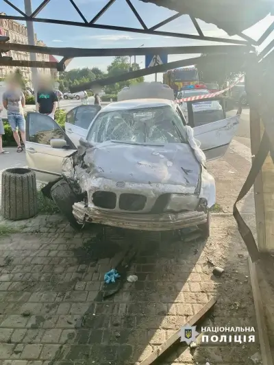 Поліцейські встановлюють обставини ДТП, в якій постраждав водій та троє пішоходів