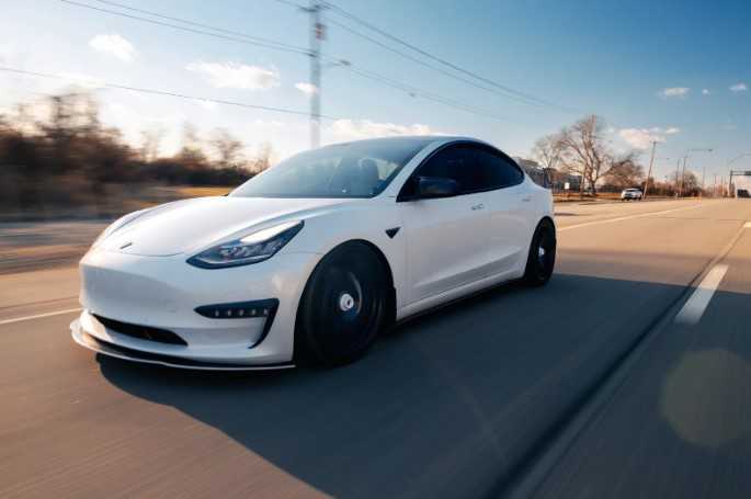 Деградация батареи Tesla при длительном подключении
