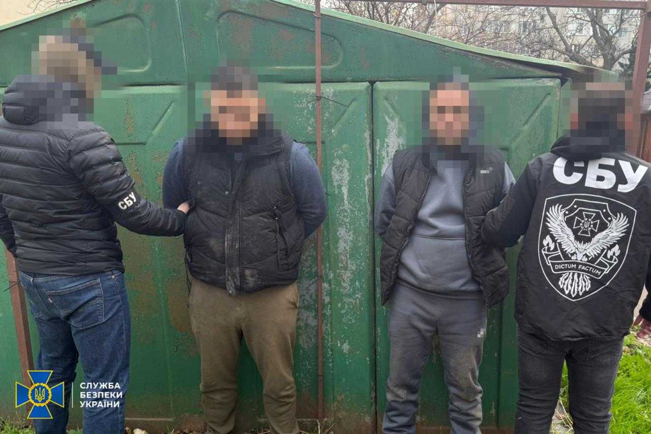 Від 10 до 15 тис. доларів: правоохоронці викрили 8 організаторів "ухилянтських схем"