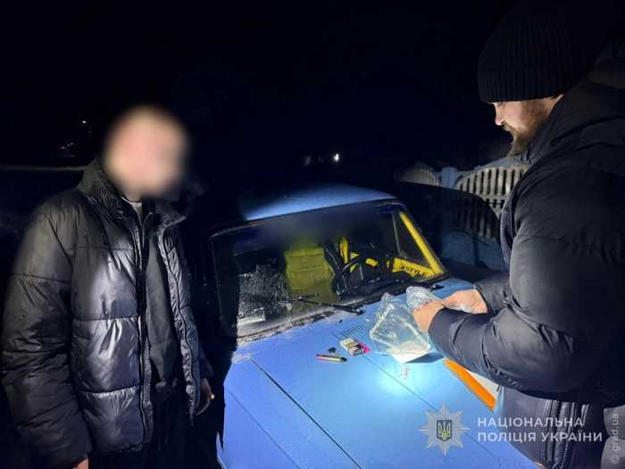 Житель Подільського району переправляв військовозобов’язаного за кордон