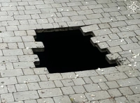 яма на тротуаре (1)