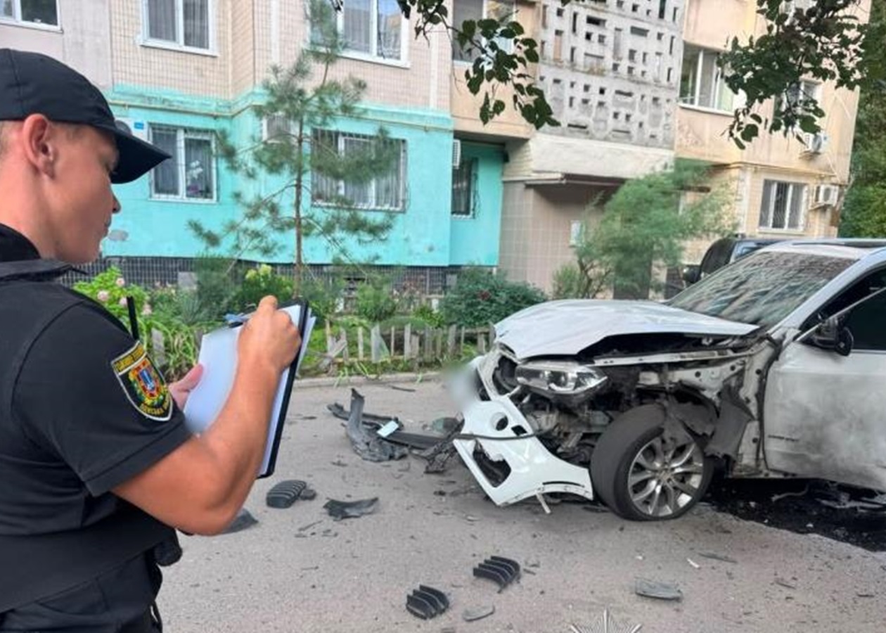 Автомобіль вибухнув в Одесі: відомо про першого потерпілого.
