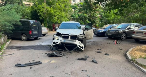 Вибухи на парковці в Одесі: загинув 1, авто палають.