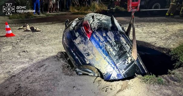Одеса: авто провалилося під землю у воду посеред дороги
