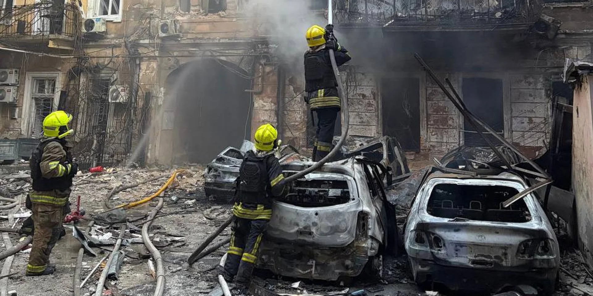 Одеса під обстрілом: рашисти атакували місто, пошкоджено житлові будинки, 13 постраждалих.