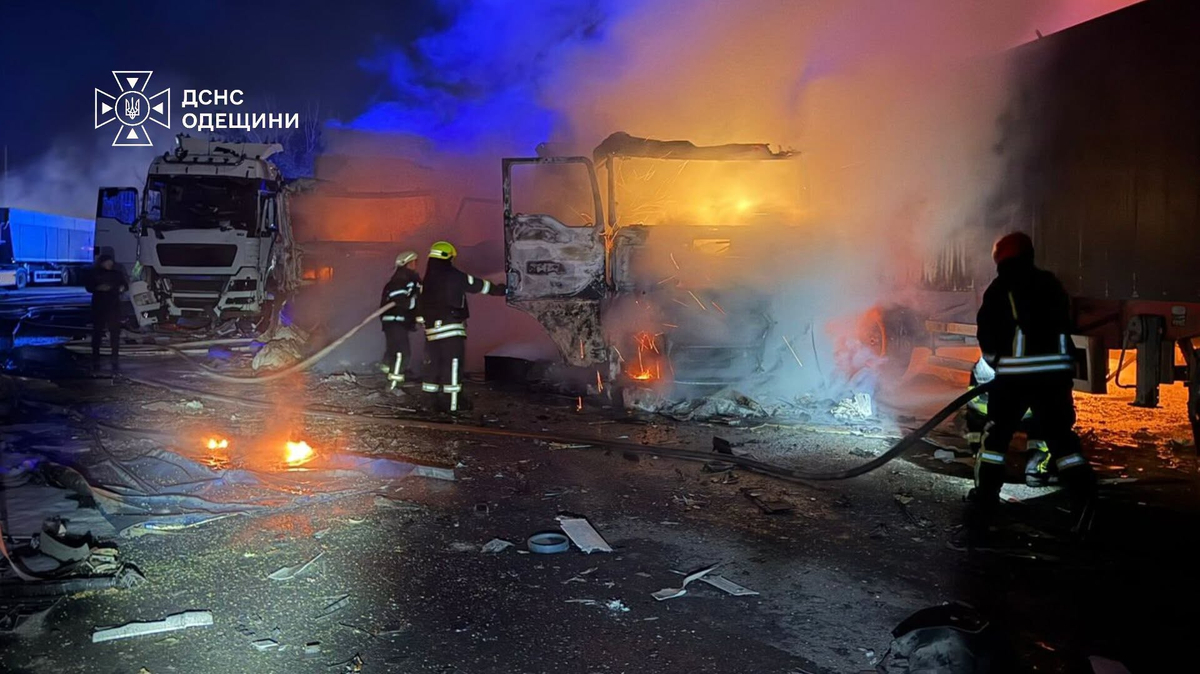 Трагедія на Одещині: п'ять вантажівок із зерном згоріли, одна людина загинула, троє в лікарні