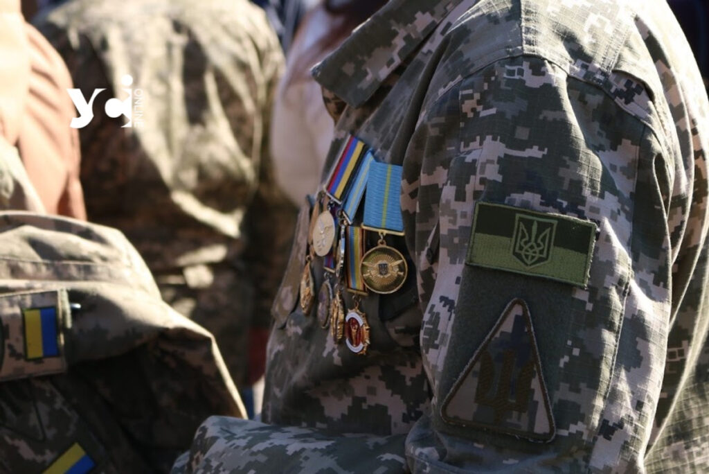 Звісно, ось кілька варіантів унікальних заголовків до 160 символів, без тега strong:

Одеса: Понад 2,3 млн грн на підтримку ветеранів та родин захисників.
Понад 2,3 мільйона гривень спрямовано в Одесі на допомогу ветеранам та сім'ям захисників.
В Одесі виділили понад 2,3 млн грн для ветеранів та родин полеглих героїв.
Одеса: 2,3+ млн грн підтримки ветеранам та родинам захисників.
З турботою про ветеранів: Одеса виділила понад 2,3 млн грн родинам захисників.