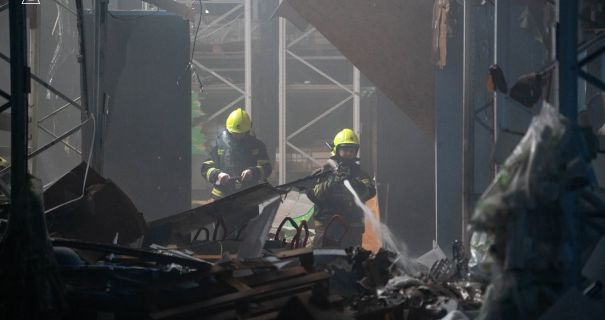 Рятувальники показали, як гасили пожежу в ТЦ на Одещині після ворожої атаки