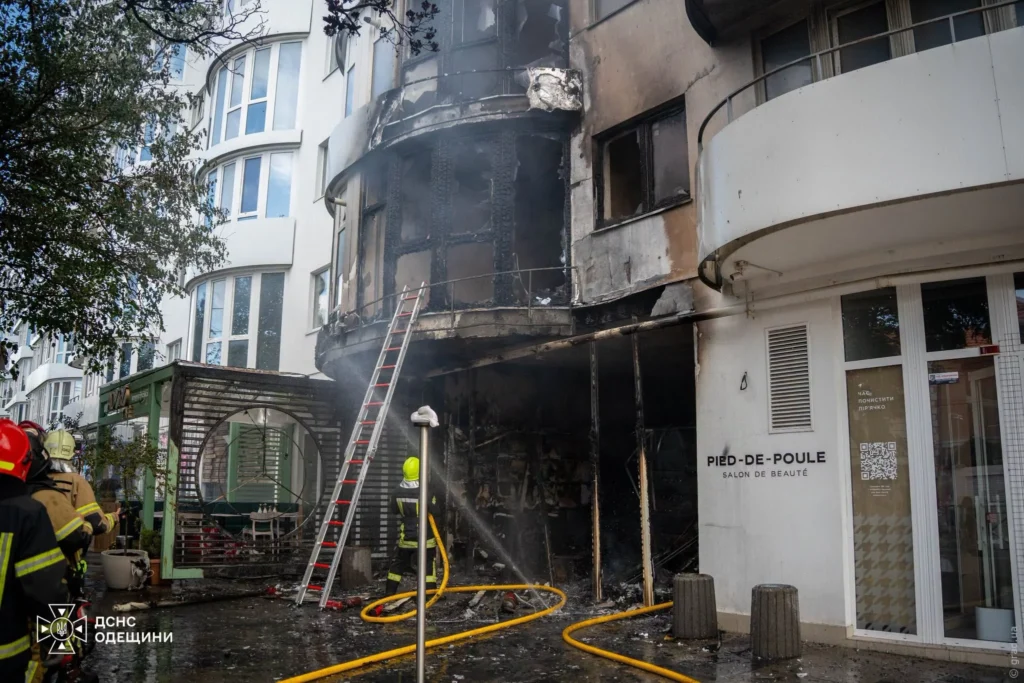 Вогняна стихія дісталася четвертого поверху будівлі