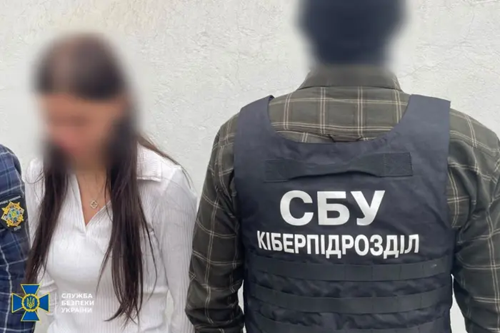 Агентку ФСБ, що била по порту та Нацгвардії, спіймали на Одещині