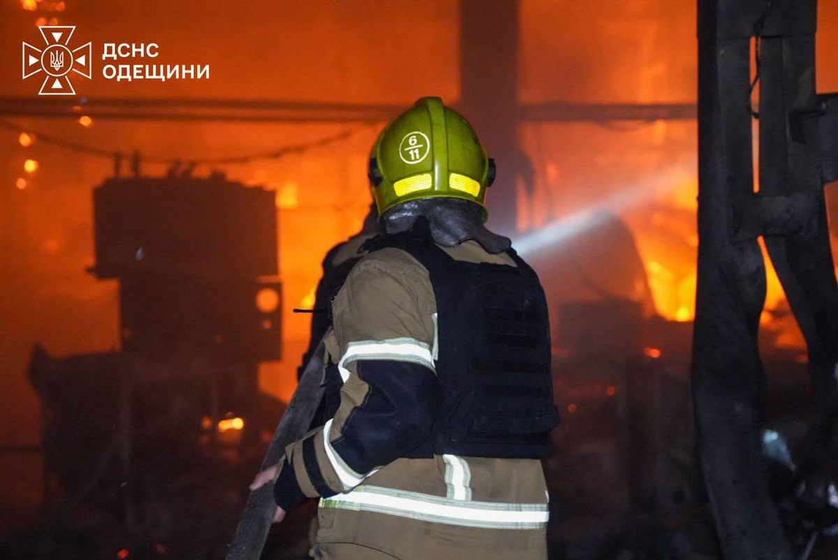 Блискавична атака на Одещину: вогонь охопив підприємство, знищено гаражі та рятувальну техніку