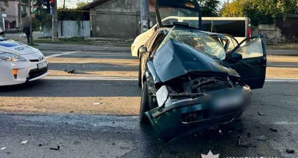 Одеса: Автомобіль зіткнувся з міжнародним автобусом, є травмований