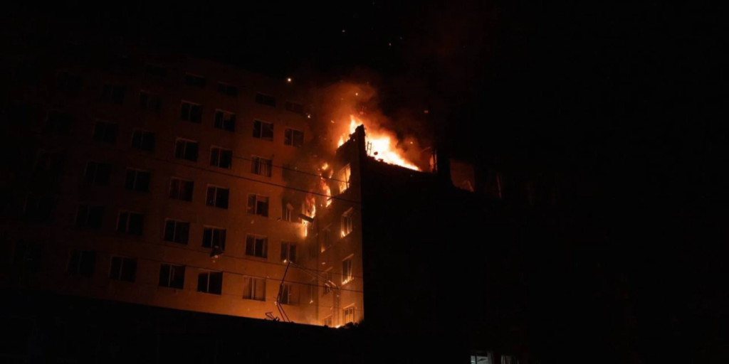 Одеса під вогнем: Росія вдарила по бізнес-центру, рятувальники показали жахливі наслідки