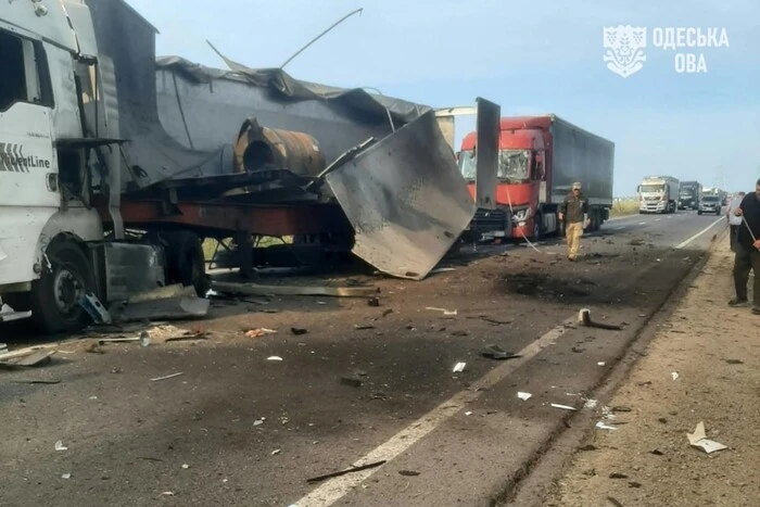 Одещина під вогнем: Росіяни вдарили по трасі, є жертви